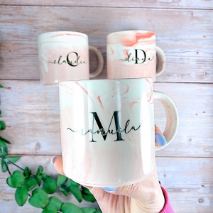 Taza personalizada con nombre e inicial con estilo mármol rosa