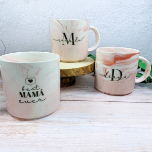 Taza personalizada con nombre e inicial con estilo mármol rosa