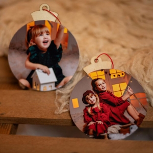 Bola de madera con fotografía para decorar el árbol de Navidad